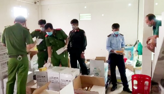 Kiểm tra tạm giữ số hàng không hóa đơn chứng từ chứng minh nguồn gốc tại cửa hàng Thành Phê 2.