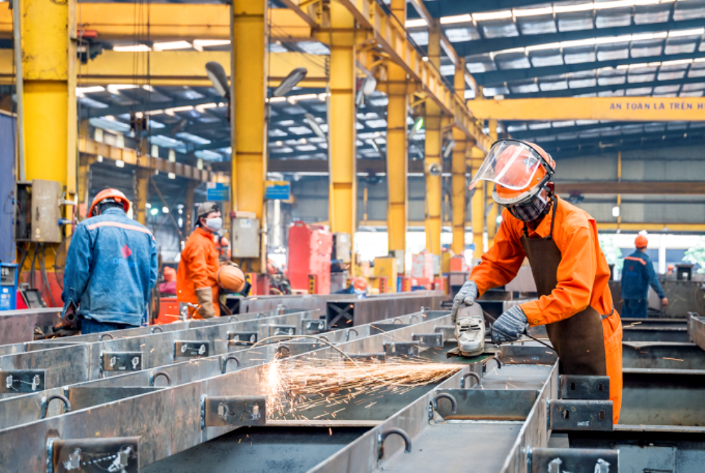 Công nhân, kỹ sư của Cơ khí Đại Dũng tăng tốc sản xuất để chuẩn bị cho những dự án mới. Ảnh: VGP/Băng Tâm