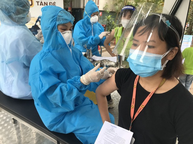 Tỉ lệ tiêm vaccine mũi 1 cho người từ 18 tuổi trở lên của cả nước đã đạt 99,9%.