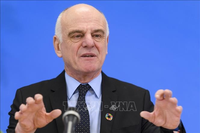 Đặc phái viên của WHO David Nabarro phát biểu tại một cuộc họp báo ở Geneva, Thụy Sĩ. Ảnh TTXVN