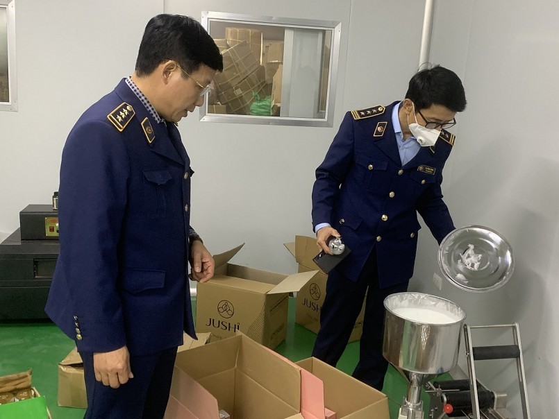 Đội trưởng Đội QLTT số 2 - Trần Khánh Phương (trái) và Phó Cục trưởng phụ trách Tạ Đình Dũng kiểm tra hiện trường