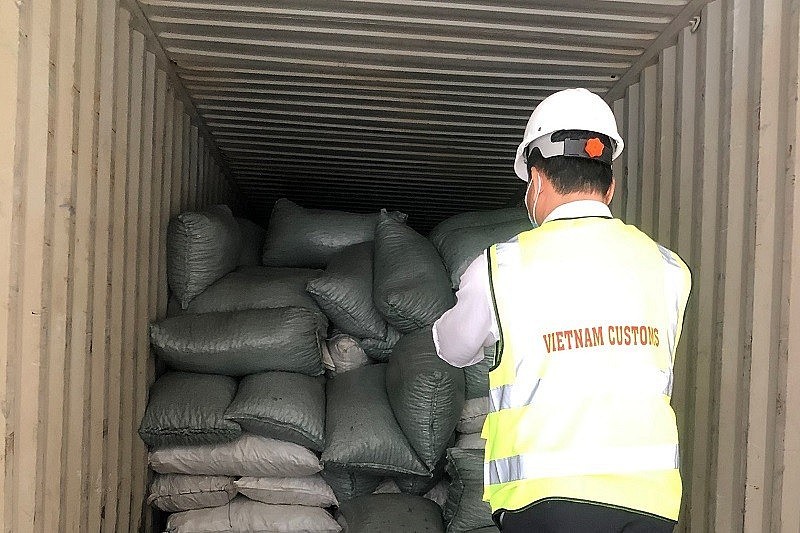 Hàng hóa vi phạm được ngụy trang bằng các bao tải chứa hạt điều bên ngoài