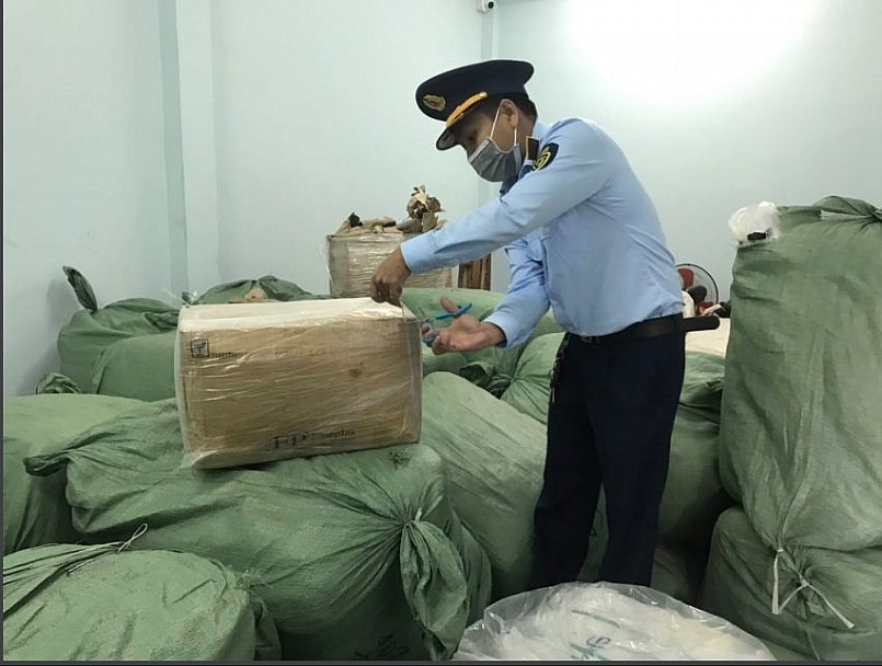 Lực lượng chức năng tiến hành kiểm tra hàng hóa