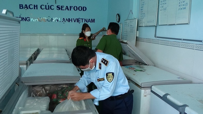 Lực lượng chức năng kiểm tra hàng hóa tại điểm kinh doanh