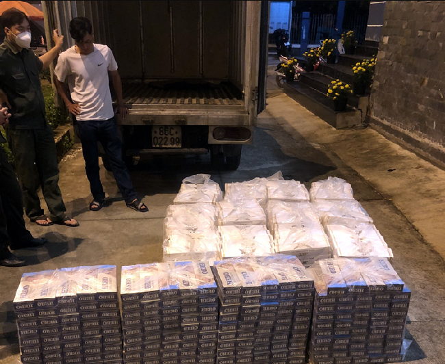 Bắt xe tải chở gần 8.000 bao thuốc lá lậu