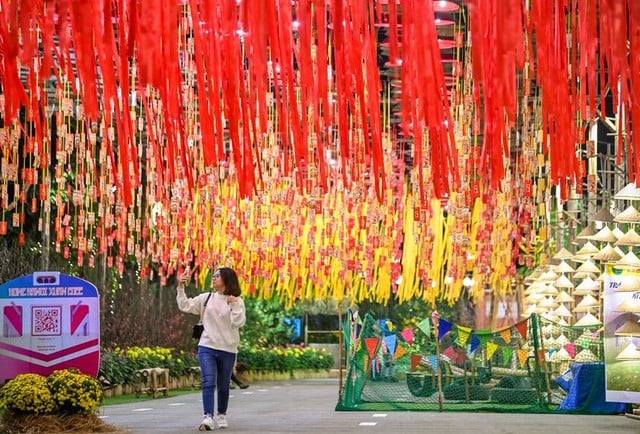 Trải dọc đường hoa được bố trí đủ các loại hoa đặc trưng của từng vùng miền, bên cạnh đó là những khung cảnh đậm đà bản sắc Việt hứa hẹn là địa điểm check-in lý tưởng cho giới trẻ Hà thành.
