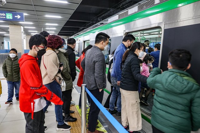 Lượng khách đổ về ga Cát Linh rất đông.