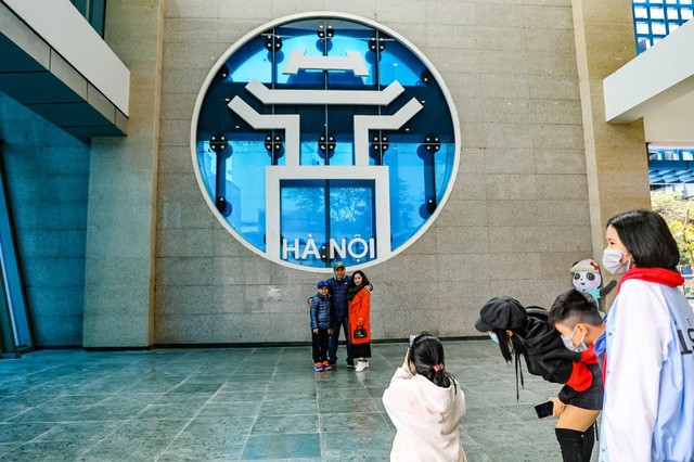 Du khách tranh thủ check-in ngay tại sảnh ga Cát Linh-Hà Đông.