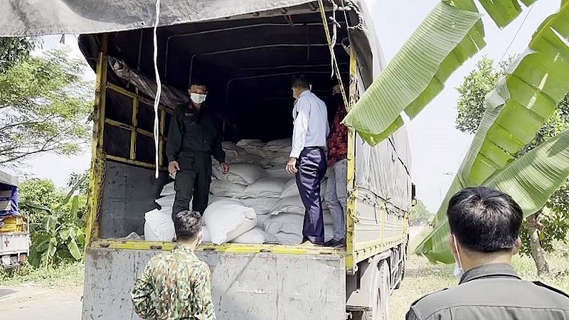 Lực lượng liên ngành kiểm tra số bao hạt đậu nành trên xe