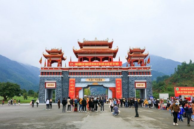 Du khách hành hương về khu danh thắng Tây Thiên những ngày đầu xuân.