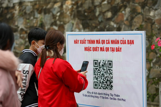 Du khách thực hiện quét mã QR tại Khu di tích danh thắng Tây Thiên