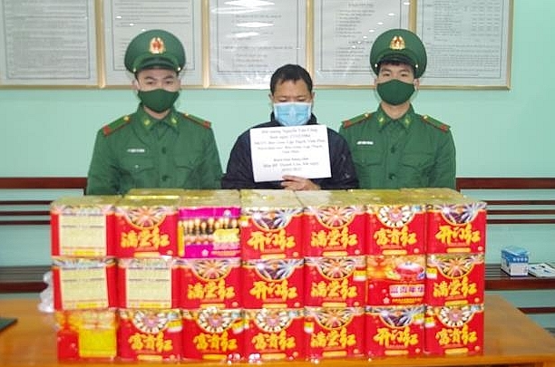 Đối tượng Nguyễn Văn Công cùng tang vật bị bắt giữ.