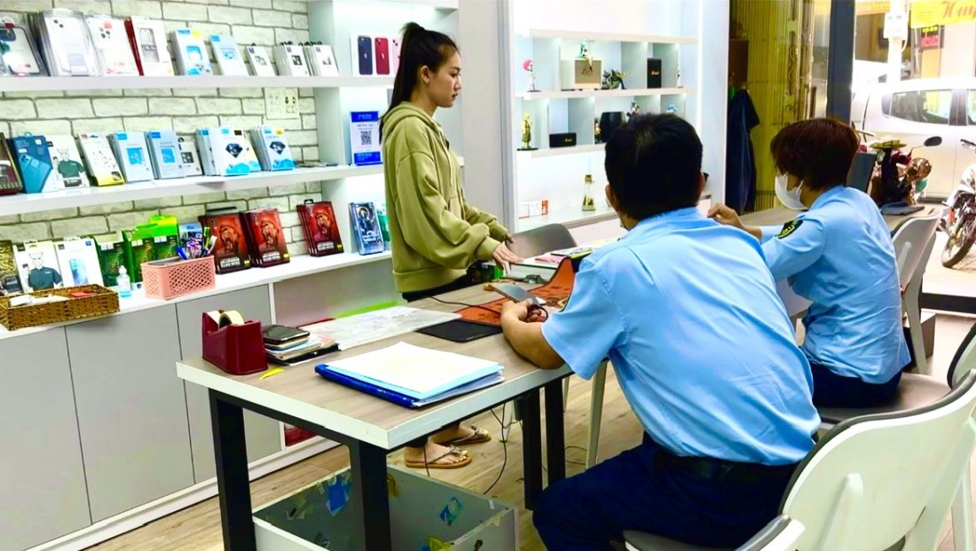 Đội QLTT số 4 lập thủ tục tạm giữ tang vật