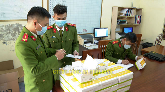 Số kit test nhanh COVID-19 không rõ nguồn gốc xuất xứ bị Cơ quan Công an thu giữ. Ảnh: Công an Thái Bình