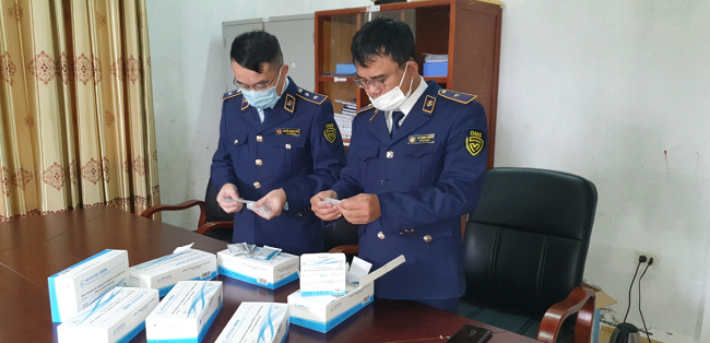 Lực lượng chức năng tỉnh Cao Bằng đang kiểm tra hàng hóa vi phạm