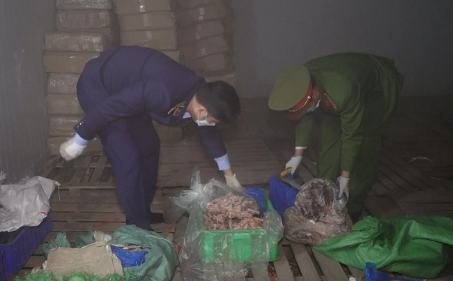 Lực lượng chức năng kiểm tra các bao hàng trong kho đông lạnh.