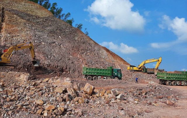 Các nhà thầu đang tranh thủ thời tiết thuận lợi để thi công, nỗ lực hoàn thành dự án vào cuối năm 2022