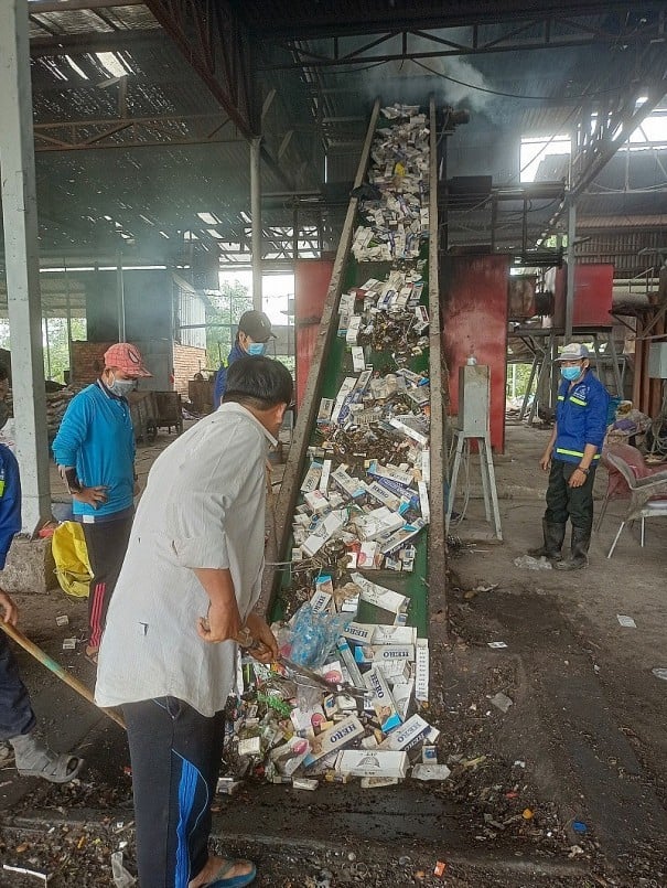 Tiến hành tiêu hủy số thuốc lá vi phạm