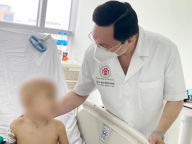 GS.TS.TTDN Mai Hồng Bàng, Giám đốc BV Trung ương quân đội 108 thăm bệnh nhi sau 1 tuần bệnh nhi được ghép gan - Ảnh:VGP/HM