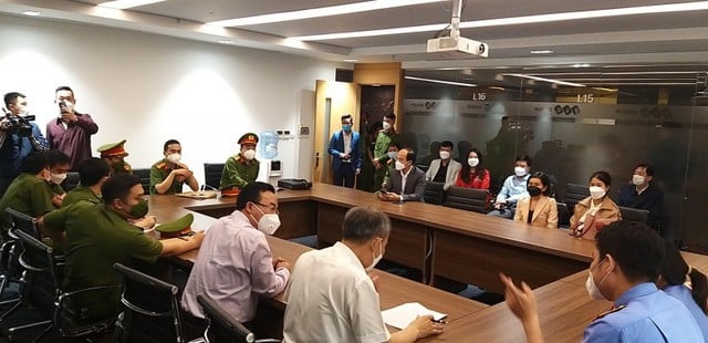 Cơ quan chức năng làm việc với đại diện Tập đoàn FLC. Ảnh CAND