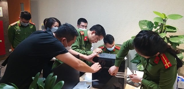 Cơ quan điều tra tiến hành niêm phong một số tài liệu, thiết bị liên quan. Ảnh CAND