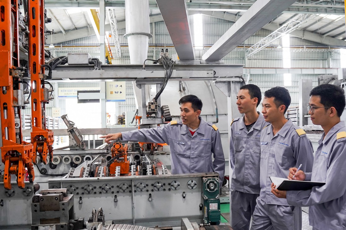 Các kỹ sư bộ phận Kỹ thuật công nghệ trao đổi công việc