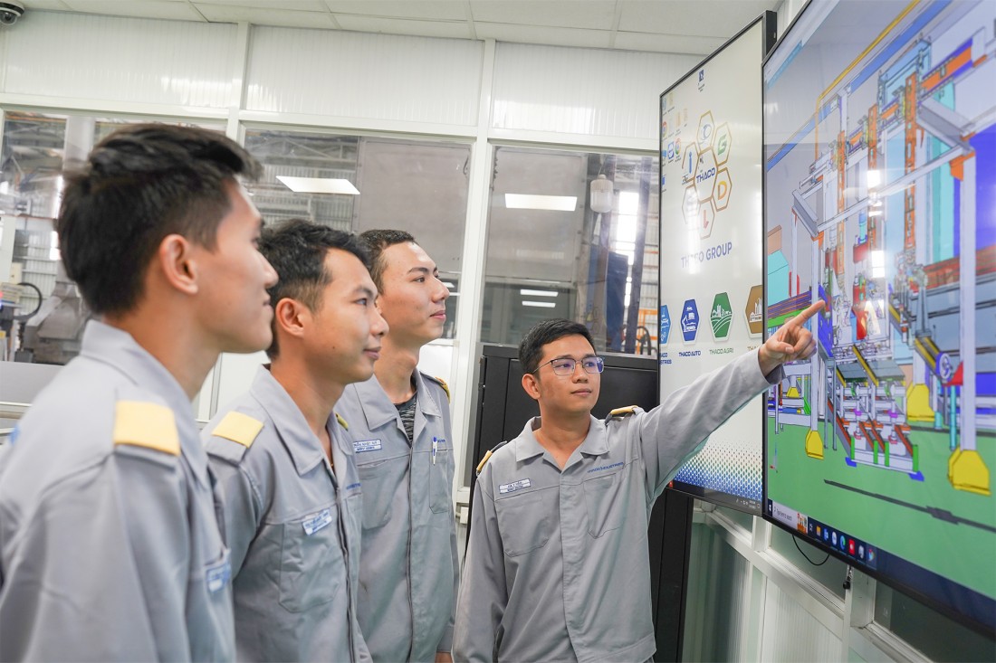 Anh Hà Y Hảo - Trưởng bộ phận Kỹ thuật công nghệ hướng dẫn nhân sự thực hiện công việc