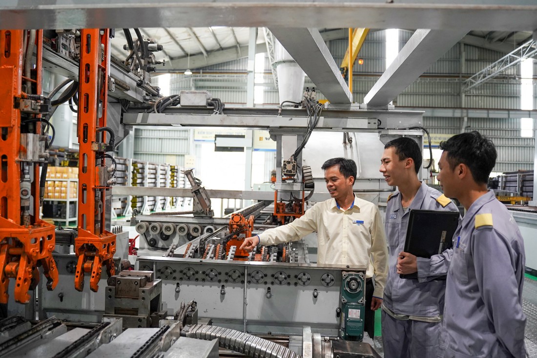 Anh Nguyễn Văn Nhân - Quản đốc nhà máy trao đổi công việc với các nhân sự bộ phận Kỹ thuật