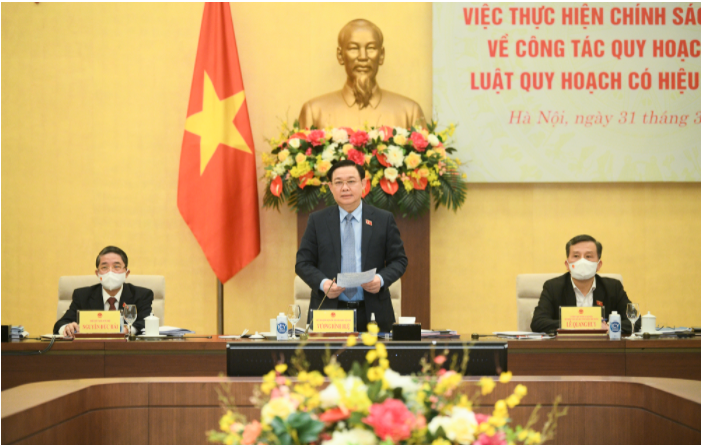 Chủ tịch Quốc hội Vương Đình Huệ phát biểu chỉ đạo tại Hội thảo.