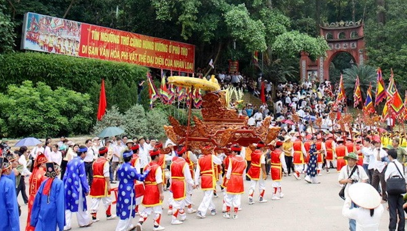 C&aacute;c x&atilde; v&ugrave;ng ven Khu di t&iacute;ch rước kiệu về Đền H&ugrave;ng trong dịp Giỗ Tổ H&ugrave;ng Vương