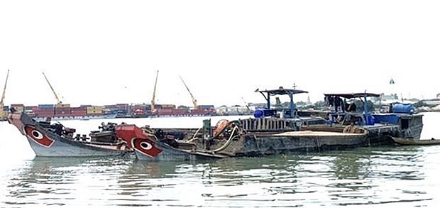 Hai phương tiện vân chuyển cát trái phép bị phát hiện, bắt giữ. (ảnh : TTXVN phát)