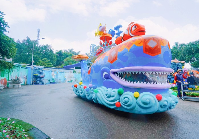 Kh&ocirc;ng gian lễ hội sẽ h&oacute;a th&agrave;nh đại dương rực rỡ với nhiều m&ocirc; h&igrave;nh tiểu cảnh ấn tượng được thiết kế v&agrave; trang tr&iacute; kỳ c&ocirc;ng.