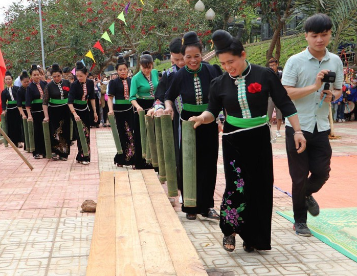 Mở đầu lễ Kin Pang l&agrave; điệu m&uacute;a &ldquo;tăng pẳng&rdquo;, c&aacute;c con nu&ocirc;i mỗi người một ống tre đứng th&agrave;nh hai h&agrave;ng, mặt đối mặt, c&ugrave;ng nhau nện ống tre xuống đất hoạc s&agrave;n gỗ, tạo thanh vang vọng giữa đại ng&agrave;n. &Acirc;m thanh ấy được người Th&aacute;i coi l&agrave; tiếng sấm, gọi mưa về tưới m&aacute;t nh&acirc;n gian, cho c&acirc;y cối tốt tươi, nh&agrave; nh&agrave; no đủ.