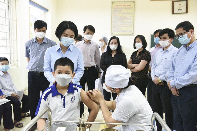 Ngành y tế Thủ đô kiểm tra và giám sát việc tiêm vaccine COVID-19 cho trẻ lớp 6 - Ảnh: VGP/HM