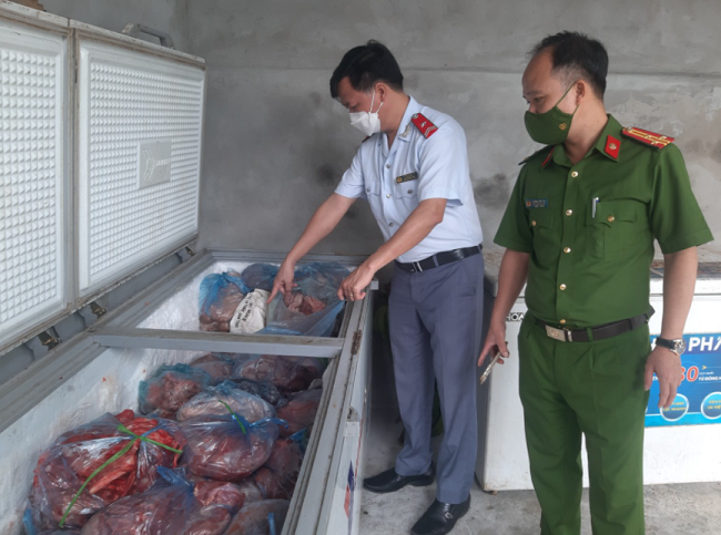 Lực lượng chức năng kiểm tra số động vật, sản phẩm động vật vi phạm