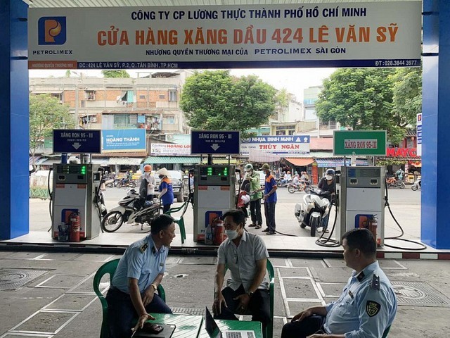 Lực lượng quản lý thị trường TPHCM đã có đoàn kiểm tra đến các địa điểm kinh doanh xăng dầu trên địa bàn để kiểm tra thông tin báo chí phản ánh - Ảnh: Báo Công Thương