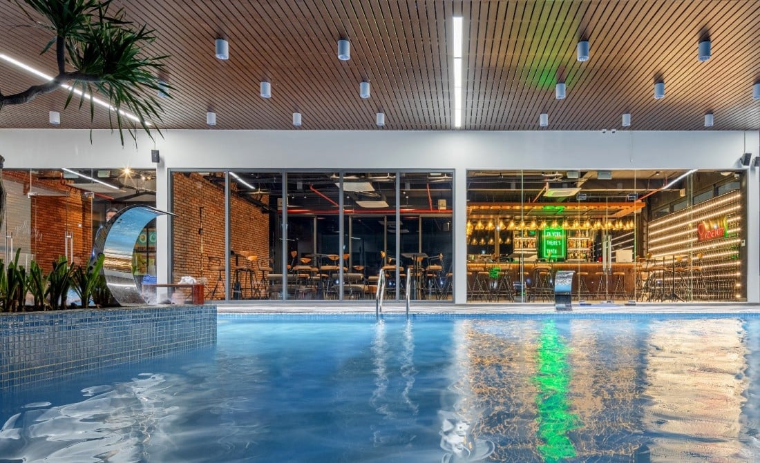 Bể bơi tiêu chuẩn Olympic 250m2 và Sky bar giúp chủ nhân có những phút giây thư giãn lý tưởng. Ảnh: Apec Group