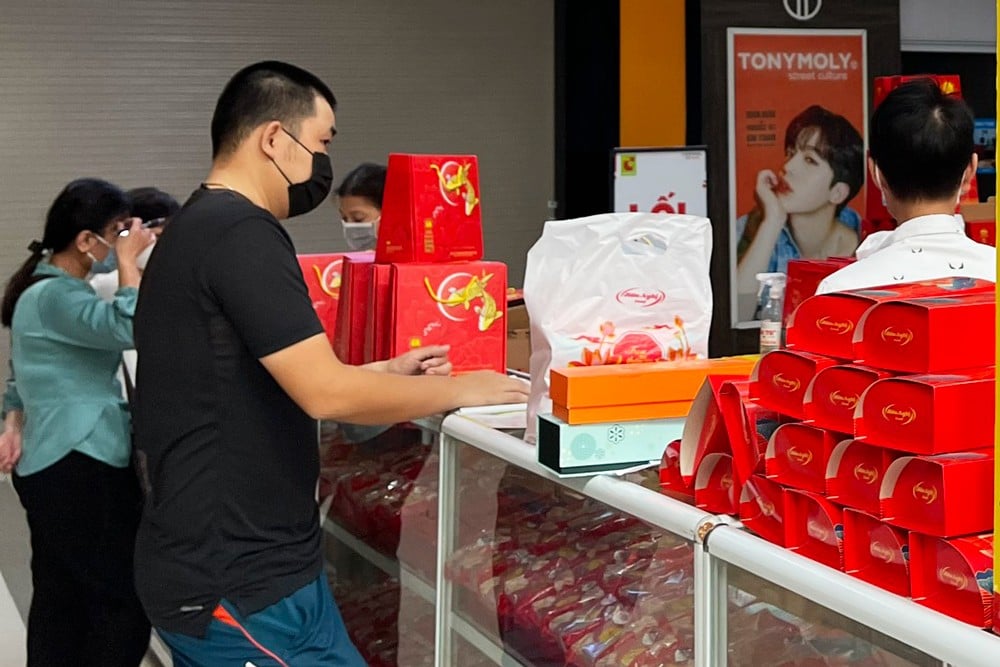 Khá đông người mua bánh trung thu tại quầy bánh Hữu Nghị ở Big C Thăng Long.