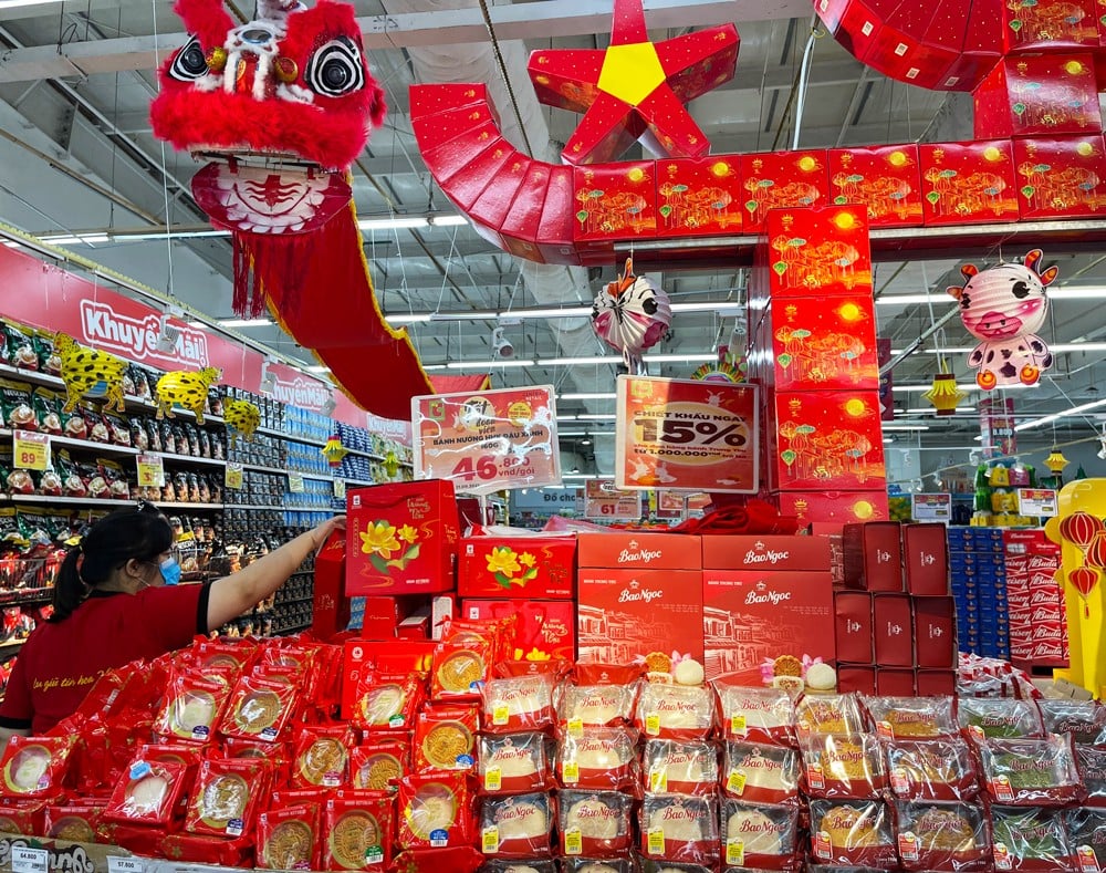 Trong siêu thị, khách hàng có thể mua hộp đã đóng sẵn, hoặc mua lẻ các loại bánh để ghép hộp theo ý muốn.