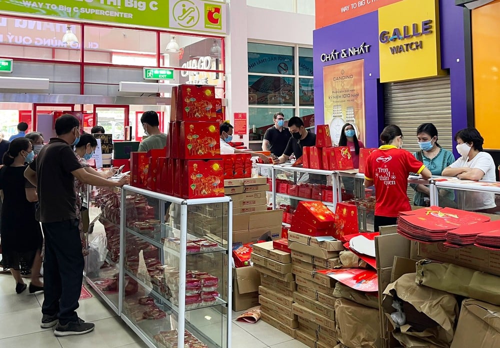 Khá đông người mua bánh trung thu Hữu Nghị loại 2 - 4 chiếc.