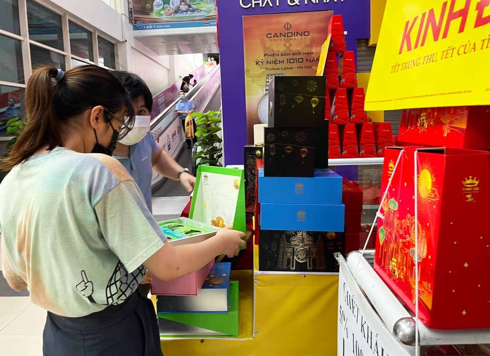 Khách hàng xem dòng bánh trung thu cao cấp.