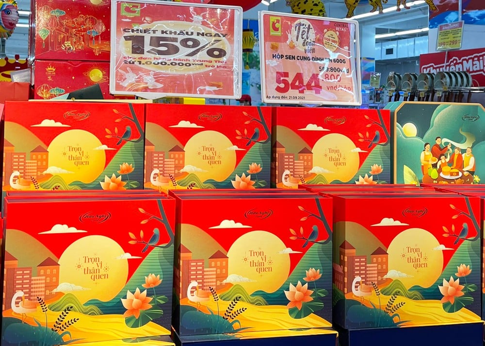 Bánh trung thu năm nay có nhiều mẫu mã bắt mắt.
