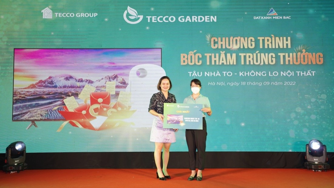  Nữ khách hàng may mắn trúng giải Nhất tại sự kiện
