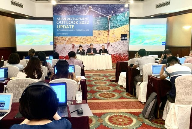 Ông Andrew Jeffries, Giám đốc quốc gia ADB tại Việt Nam đánh giá: Nền kinh tế Việt Nam đã phục hồi nhanh hơn dự kiến trong nửa đầu năm 2022 và tiếp tục tăng trưởng trong bối cảnh toàn cầu có nhiều thách thức - Ảnh: VGP/Huy Thắng