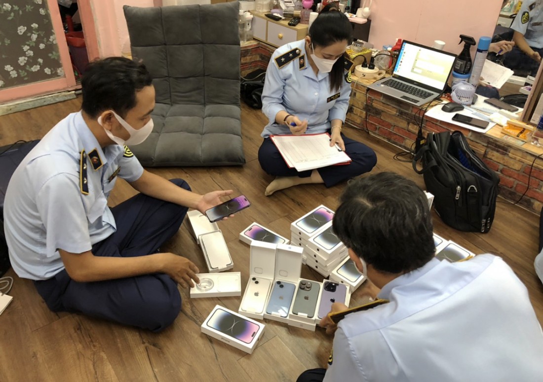 Lực lượng chức năng tiến hành lập biên bản. Ảnh: CACC.