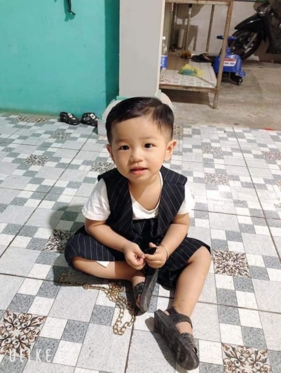 Ai thấy cháu Hưng xin giữ lại và báo cho cơ quan công an.