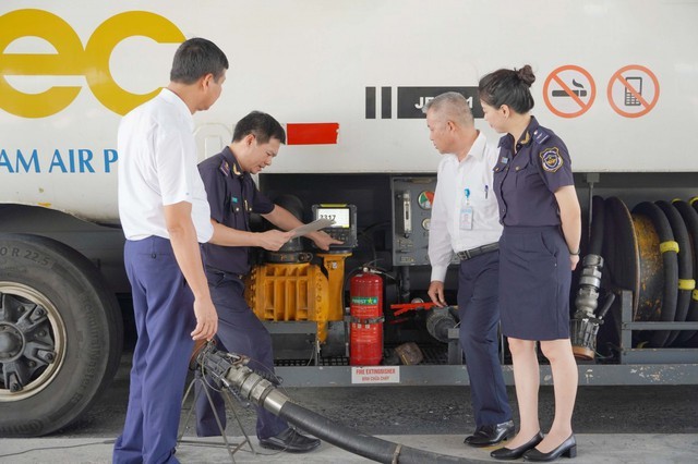 Tổng cục Hải quan chỉ đạo cục hải quan các tỉnh, thành phố tạo điều kiện thuận lợi thông quan hàng hóa cho các doanh nghiệp đầu mối nhập khẩu xăng dầu theo đúng quy định pháp luật.