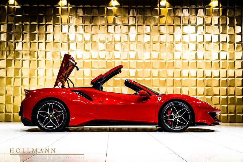  Ferrari 488 Pista, 488 Pista Spider được thừa hưởng công nghệ từ những chiếc xe đua 488 GTE và 488 Challenge. 