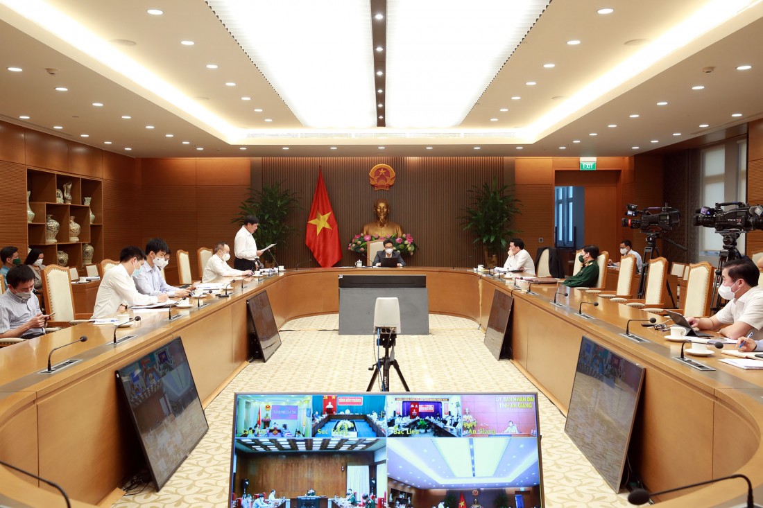 Phó Thủ tướng yêu cầu các địa phương cần chuẩn bị đầy đủ thuốc để điều trị tích cực, từ sớm cho người mắc COVID-19. Ảnh: VGP/Đình Nam