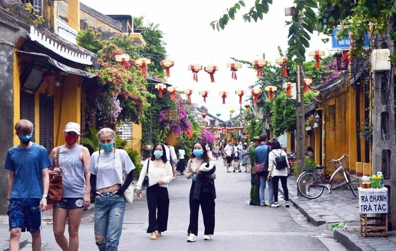 Đón khách du lịch quốc tế đảm bảo an toàn chống dịch.